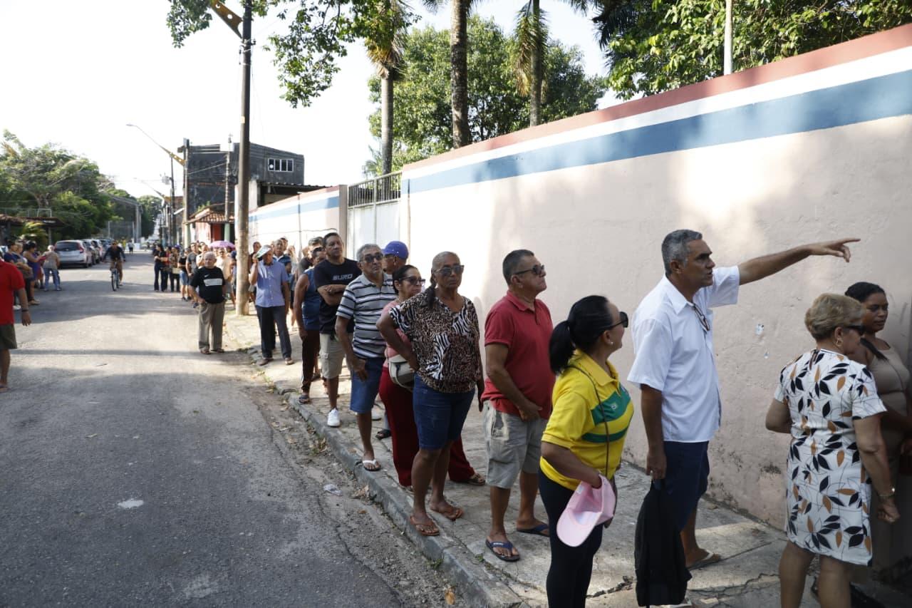 Os portões da Escola Luiz Nunes, em Ananindeua, foram abertos às 7h47 deste domingo (25) para receber eleitores idosos, antes do início da votação do segundo turno das eleições presidenciais de 2026
