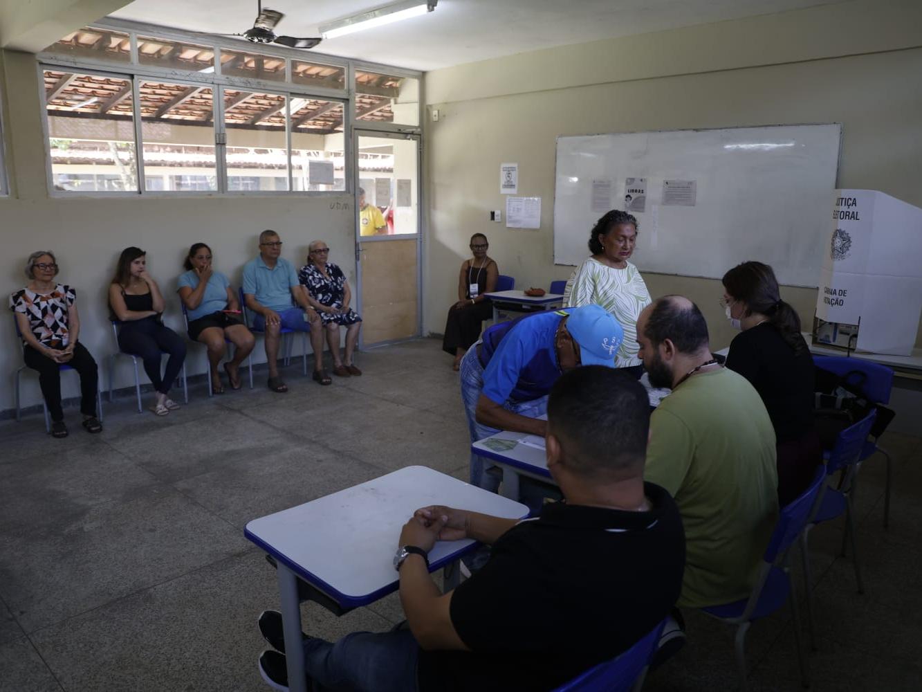 A Escola Estadual Luiz Nunes Direito, em Ananindeua, é o maior local de votação do Pará e registra movimentação tranquila na manhã deste domingo (25)