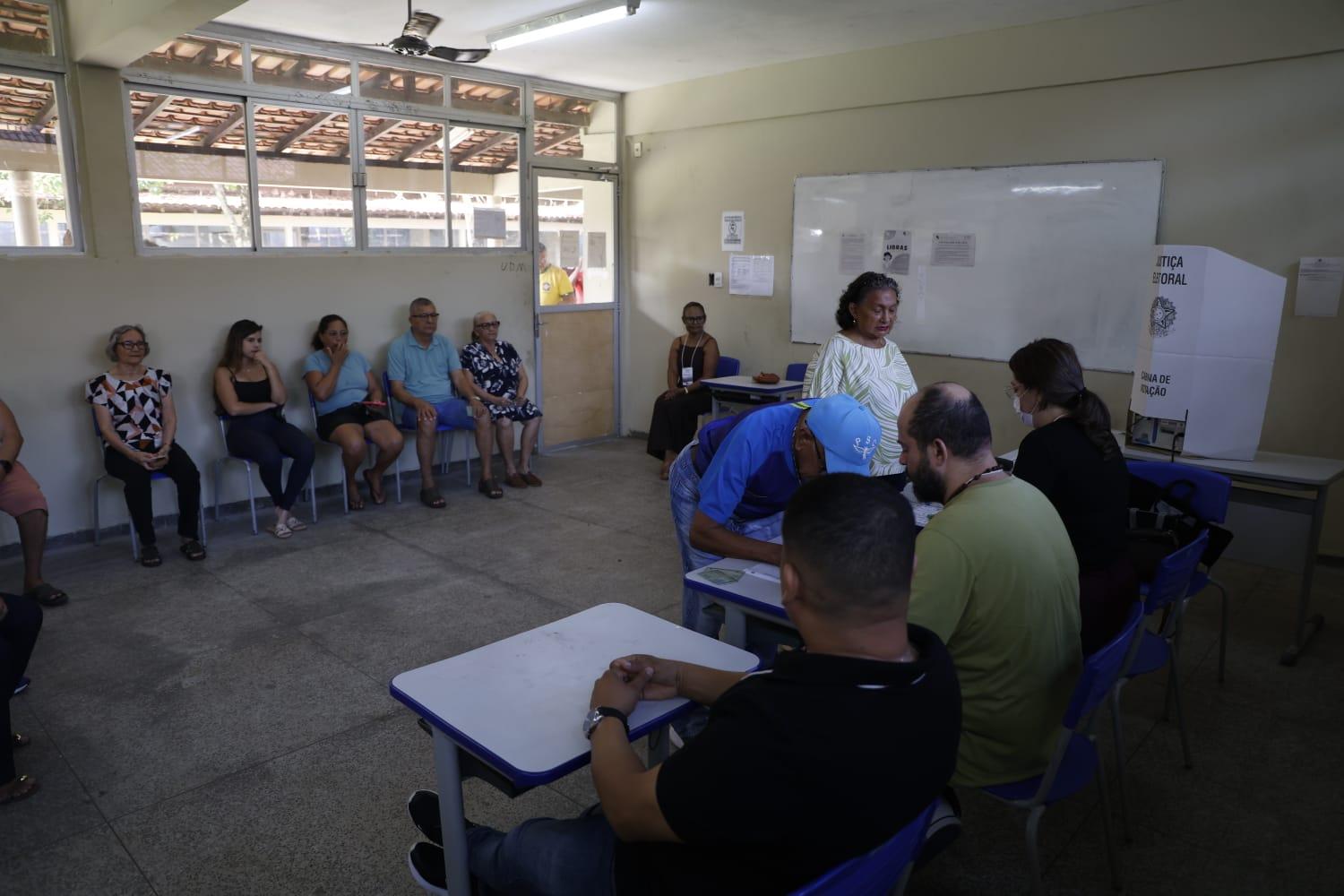 A Escola Estadual Luiz Nunes Direito, em Ananindeua, é o maior local de votação do Pará e registra movimentação tranquila na manhã deste domingo (25)