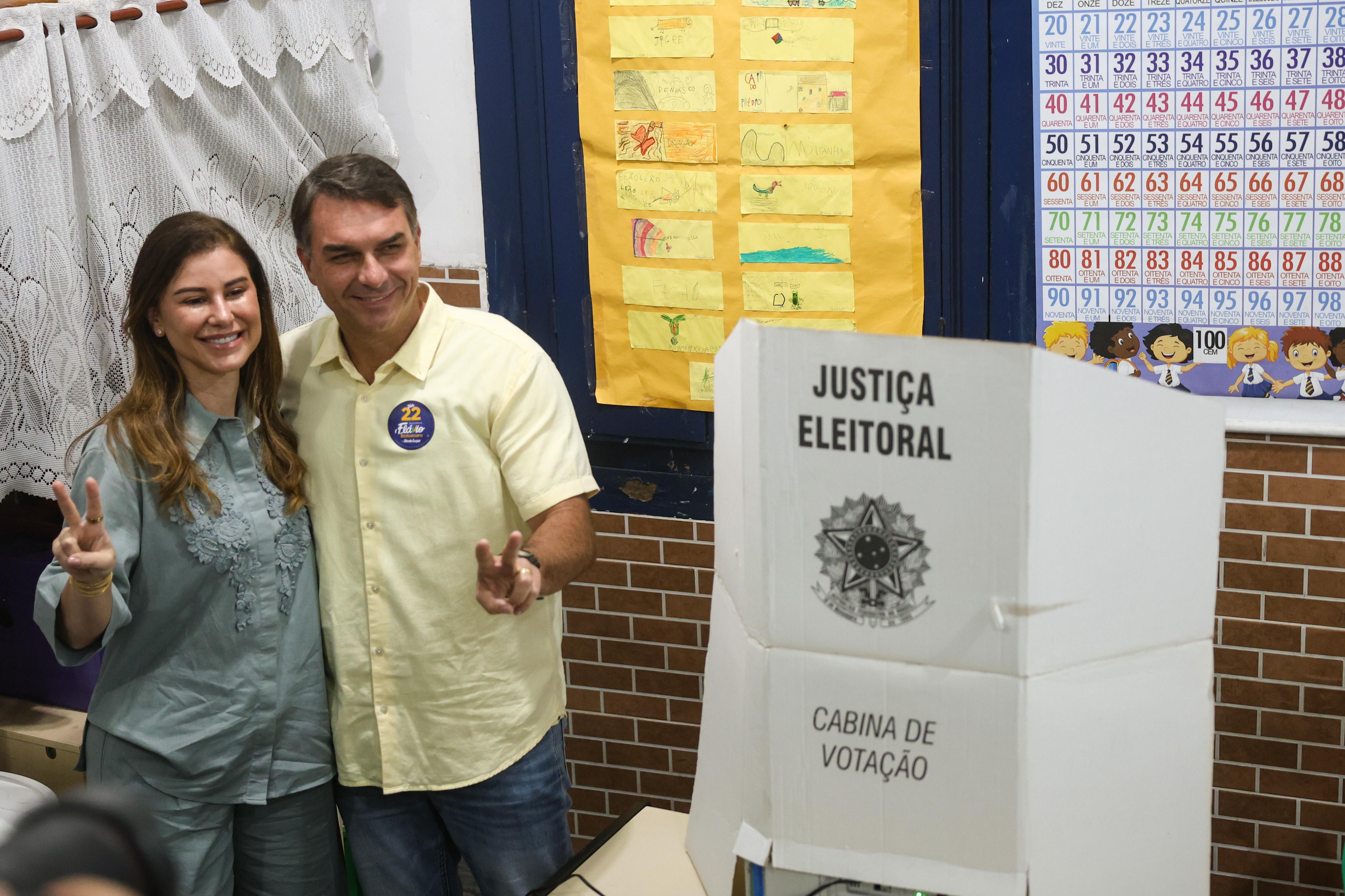 Candidato Flávio Bolsonaro ao lado da esposa, Fernanda Bolsonaro