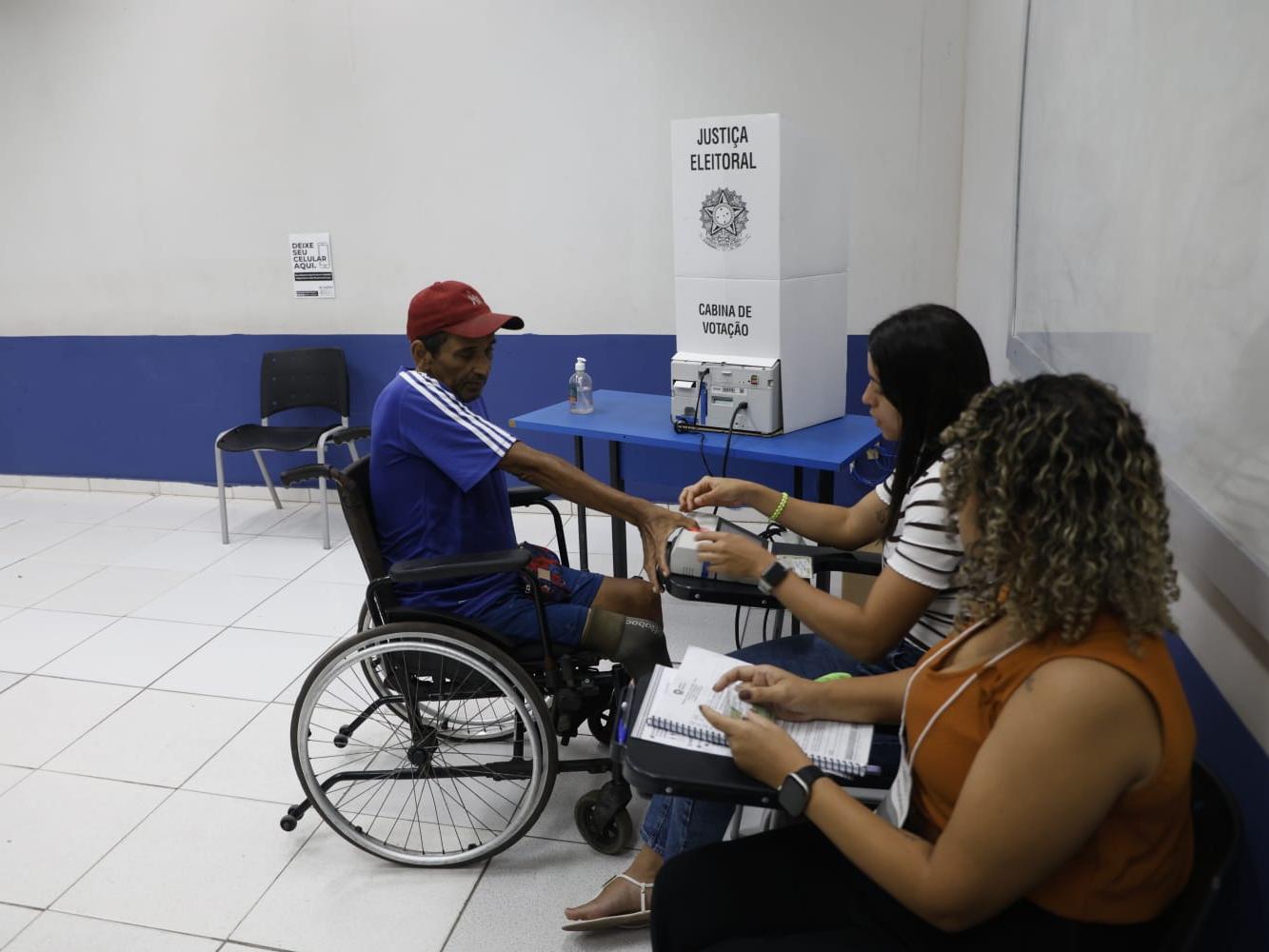 Pessoas com deficiência afirmam que houve melhoria na organização da Faculdade Cosmopolita para o 2º turno