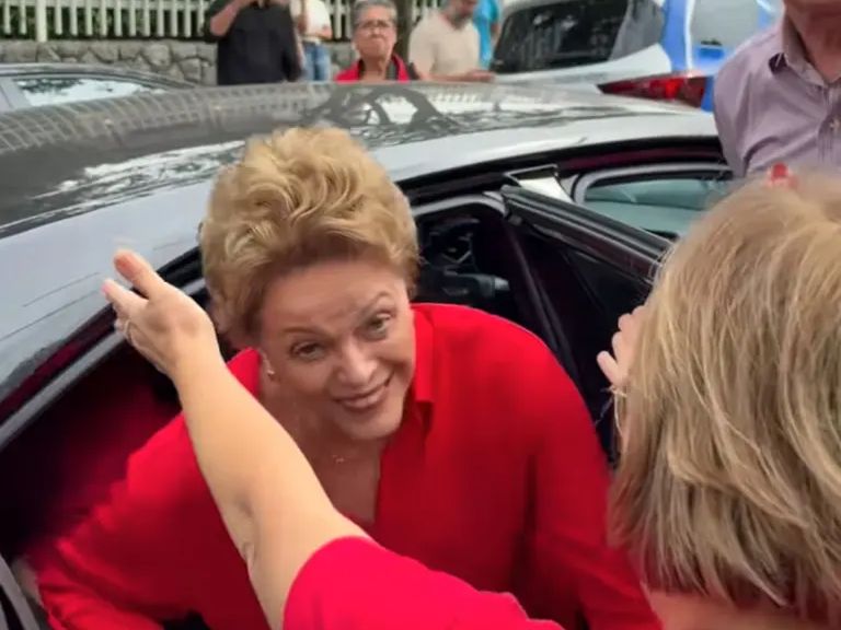 Dilma Rousseff vota em BH e mostra imagem de Nossa Senhora Aparecida