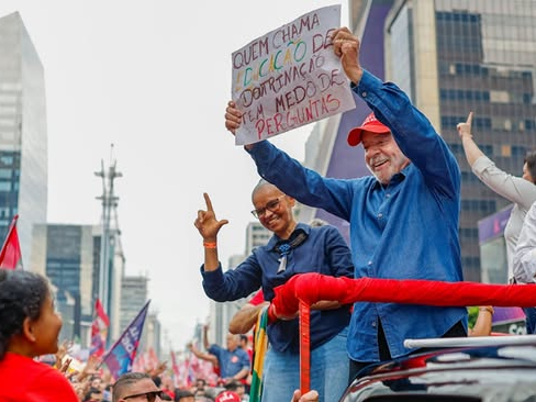 Lula: 'Temos que decidir se a gente quer um Brasil que distribua livros didáticos ou armas'
