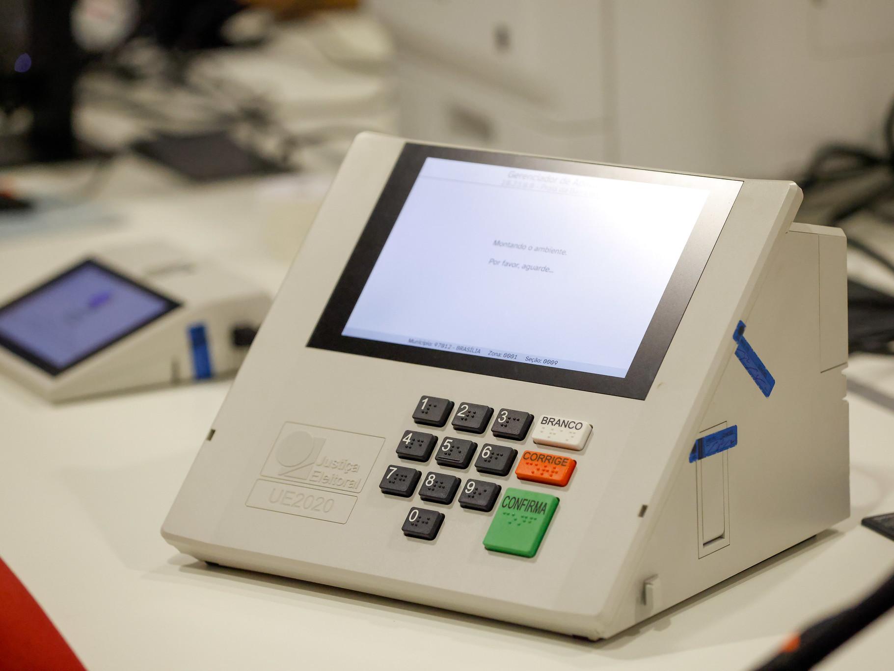 TSE informa que 900 urnas foram substituídas, 0,16% do total, até às 12h