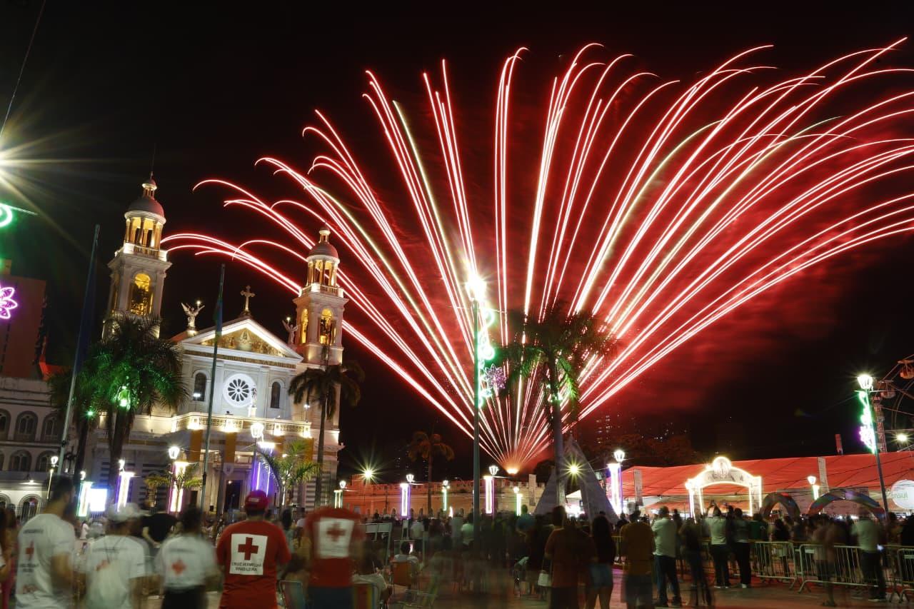 Show de luzes na praça santuário durante o encerramento do Círio 2026