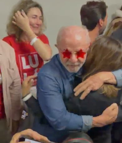 Lula abraça Janja após reeleição ser confirmada