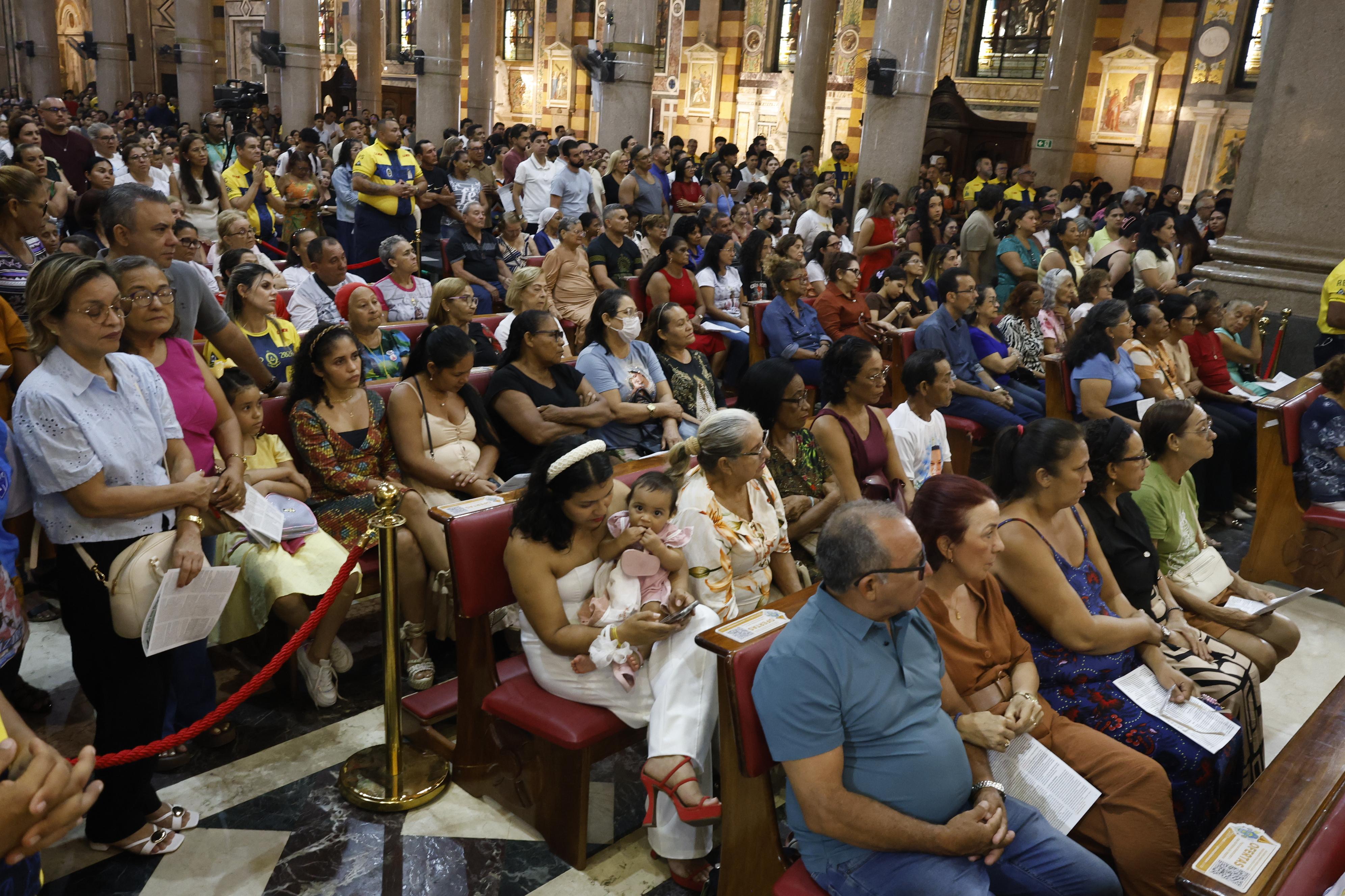 Missa das 18h na Basílica Santuário ficou lotada de fiéis para se despedirem de mais uma festividade nazarena