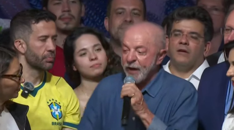 Lula ao lado de apoiadores em entrevista coletiva, após o resultado das eleições 2026