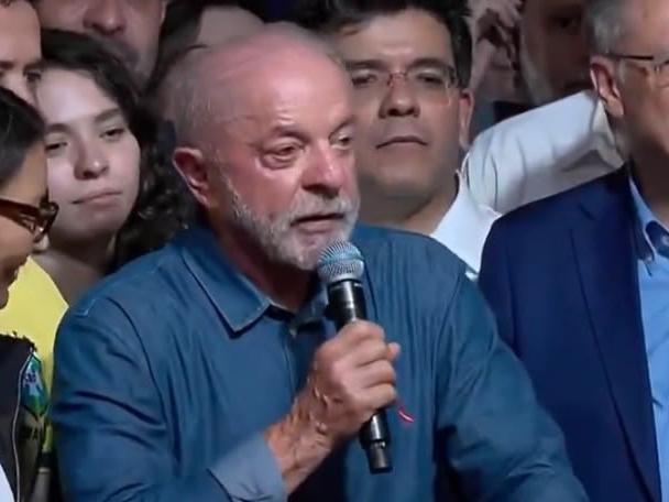 Após resultado das eleições, Lula falou com a imprensa e destacou suas considerações sobre o pleito e sobre o novo governo