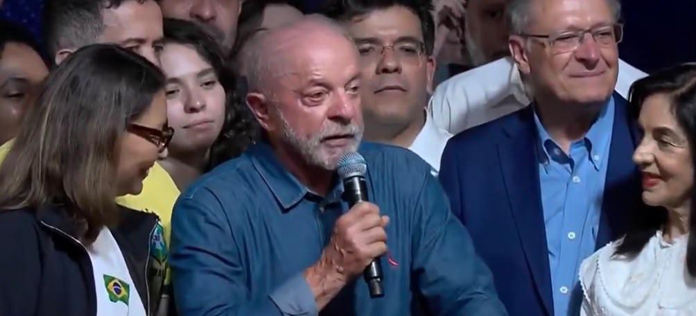 Após resultado das eleições, Lula falou com a imprensa e destacou suas considerações sobre o pleito e sobre o novo governo