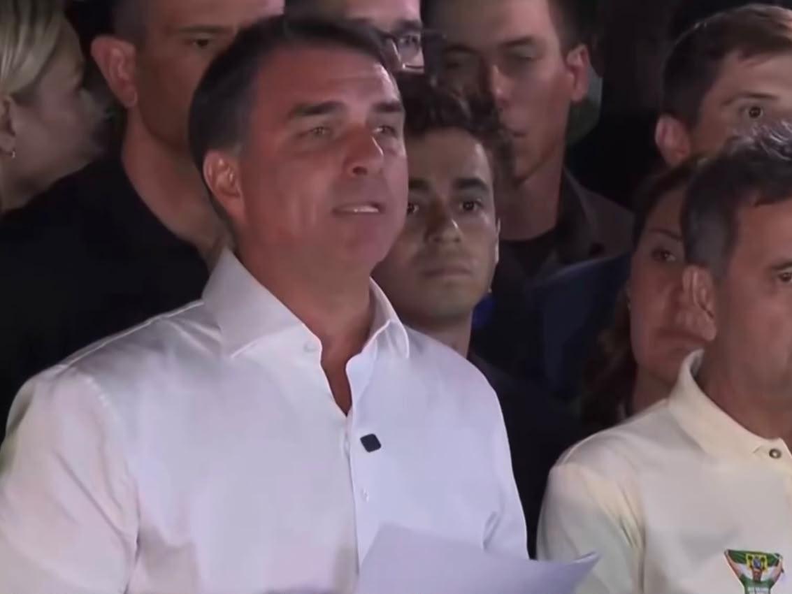 "O que aconteceu hoje não foi algo normal, foi inclusive inaceitável", disse Flávio após o resultado eleitoral