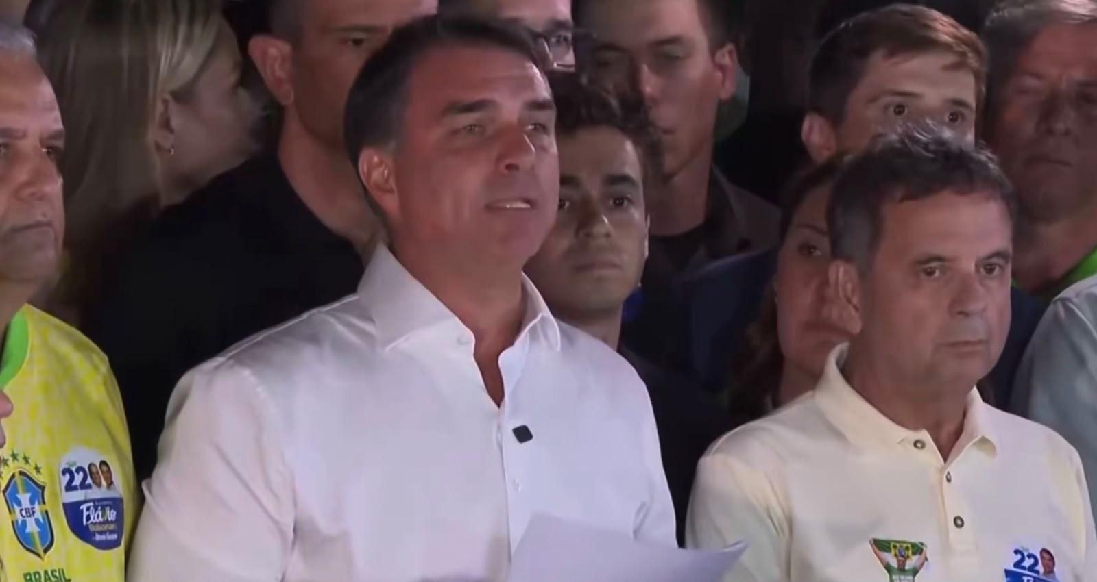 "O que aconteceu hoje não foi algo normal, foi inclusive inaceitável", disse Flávio após o resultado eleitoral