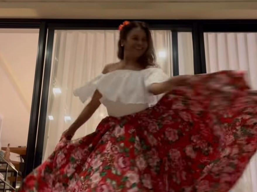 A atriz paraense Dira Paes comemorou a reeleição do presidente Lula com um vídeo publicado em seu Instagram, no qual aparece dançando carimbó ao som de “No meio do Pitiú”, sucesso de Dona Onete