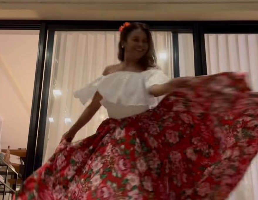 A atriz paraense Dira Paes comemorou a reeleição do presidente Lula com um vídeo publicado em seu Instagram, no qual aparece dançando carimbó ao som de “No meio do Pitiú”, sucesso de Dona Onete