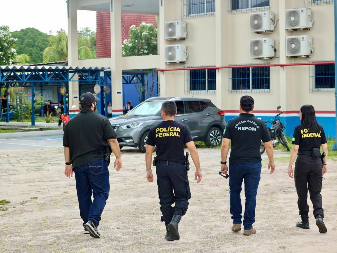 O eleitor foi orientado a deixar o celular antes de acessar a cabine de votação, mas utilizou um segundo aparelho para registrar imagens do local e da opção de voto