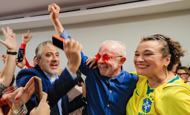 Lula comemora a reeleição após o resultado de domingo, 25/10