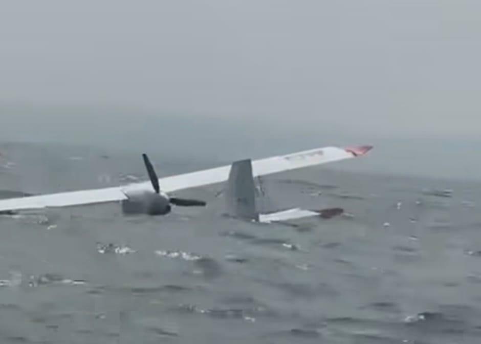 A Capitania Fluvial de Santarém acompanhou, na tarde de domingo (25), a operação de reboque do hidroavião no Rio Tapajós, nas proximidades da Praia do Pindobal, em Belterra, no oeste do Pará