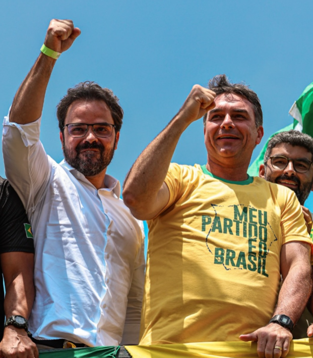 Flávio Bolsonaro e o prefeito de Marabá, Toni Cinha, durante agenda de campanha do senador no Pará