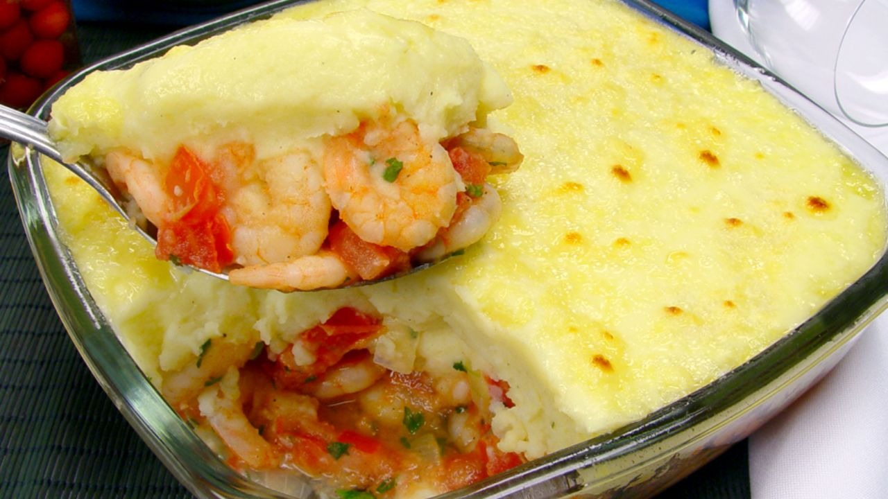 Confira os ingredientes e o passo a passo para fazer o escondidinho de moqueca de camarão em casa.