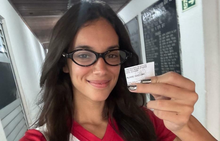 Alane Dias cumpre dever eleitoral e curte noite com aparelhagem