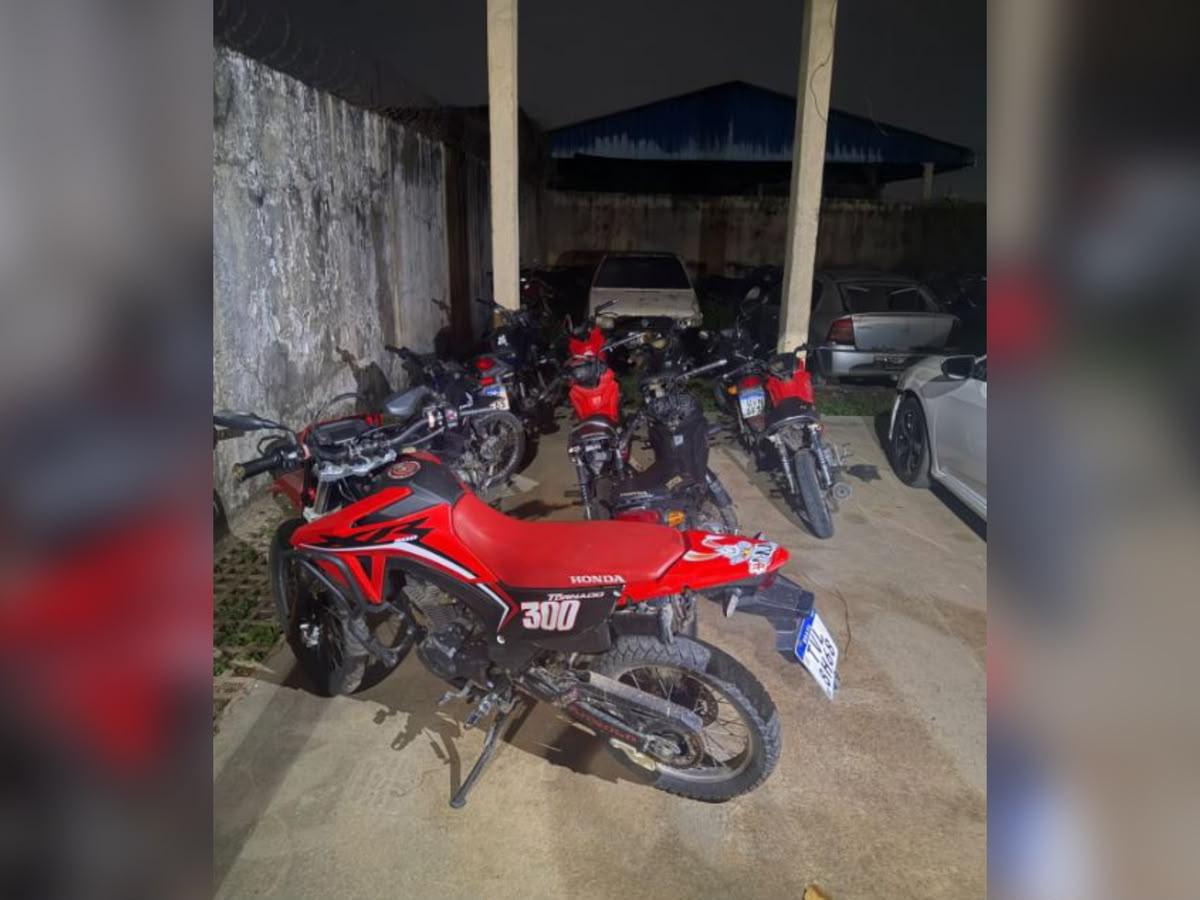 A imagem em destaque mostra os veículos apreendidos pela Polícia Militar.