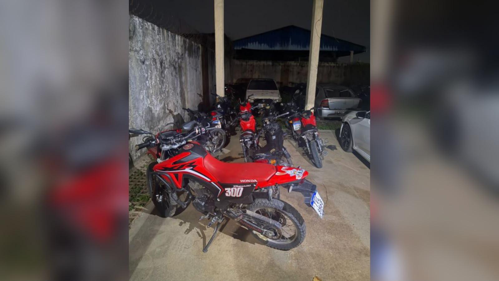 A imagem em destaque mostra os veículos apreendidos pela Polícia Militar.