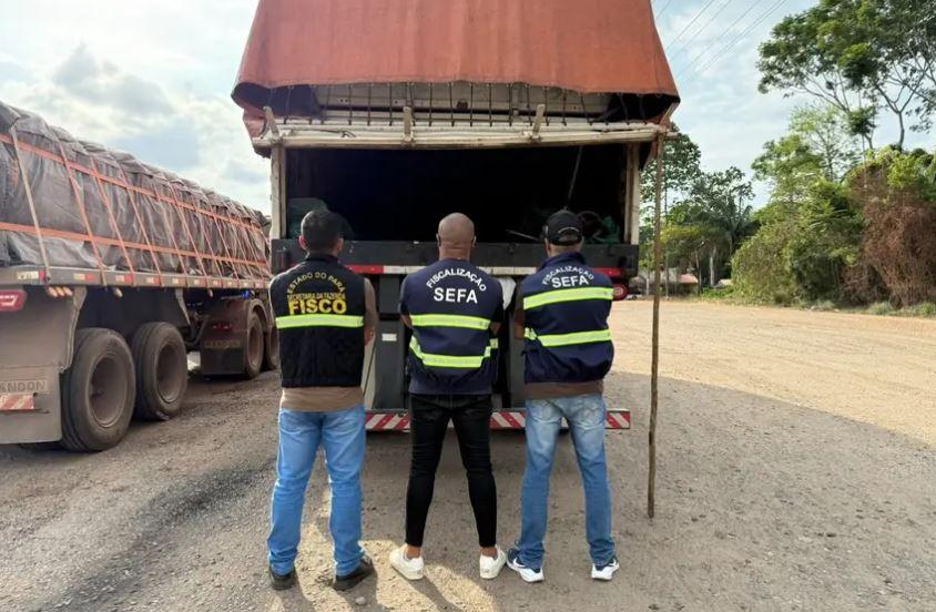 A imagem em destaque mostra os fiscais da Sefa em uma das apreensões.