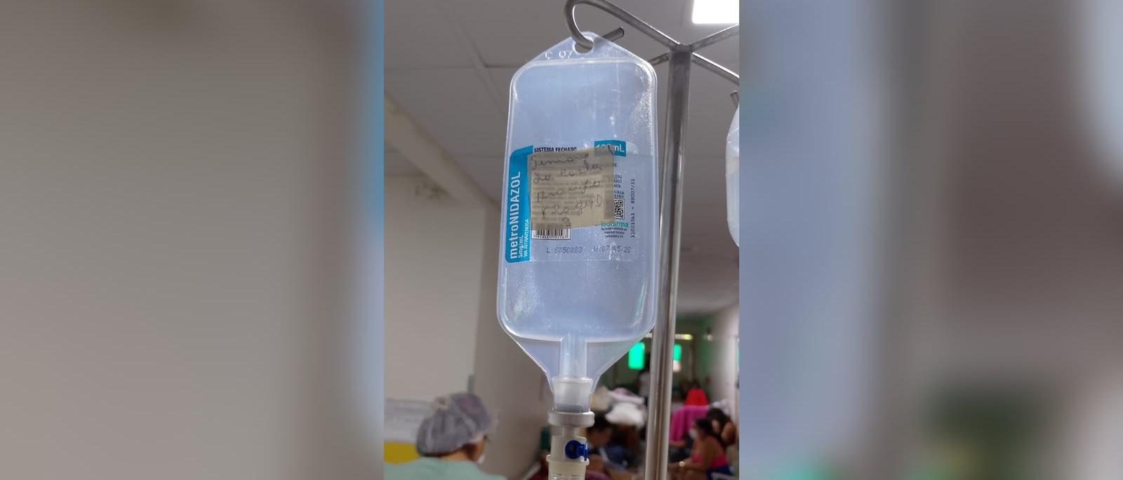A imagem em destaque mostra a situação que a docente enfrenta em meio à crise na saúde municipal.