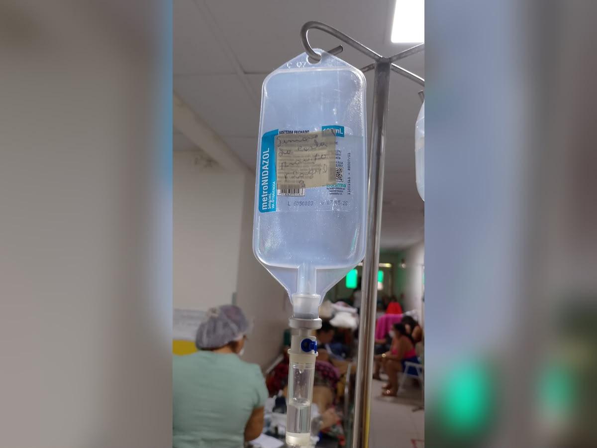 A imagem em destaque mostra a situação que a docente enfrenta em meio à crise na saúde municipal.