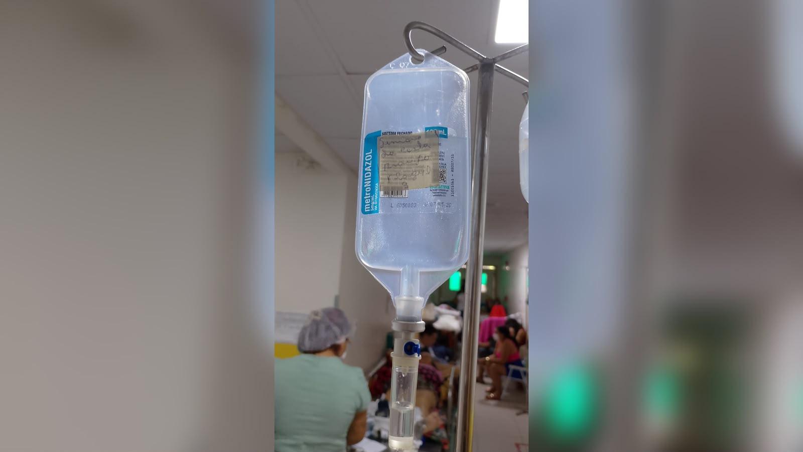A imagem em destaque mostra a situação que a docente enfrenta em meio à crise na saúde municipal.