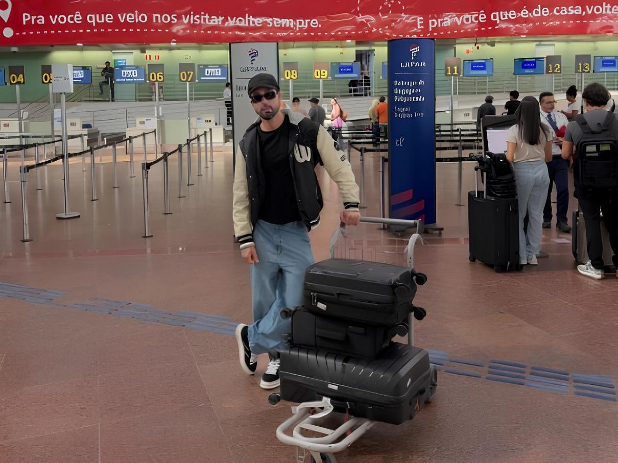 De malas prontas! Rico Melquiades aparece em aeroporto após vitória de Lula