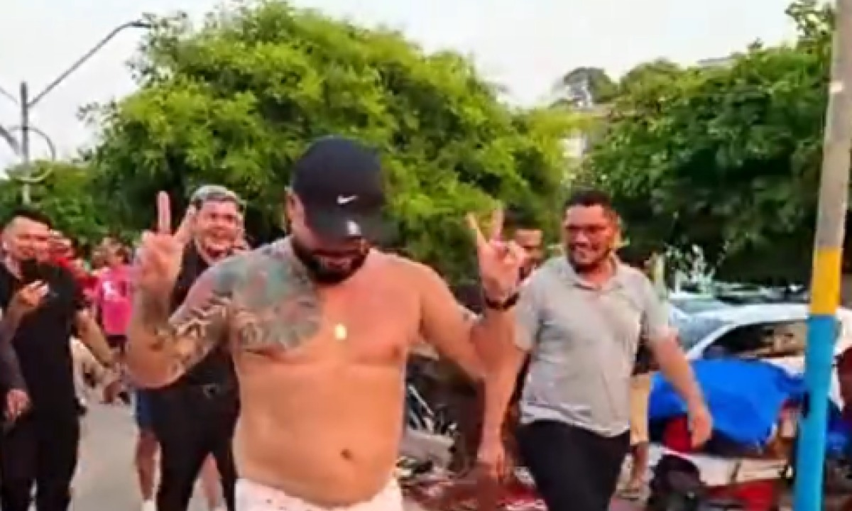 Paraense cumpre aposta e caminha de calcinha pela orla de Santarém após resultado das eleições