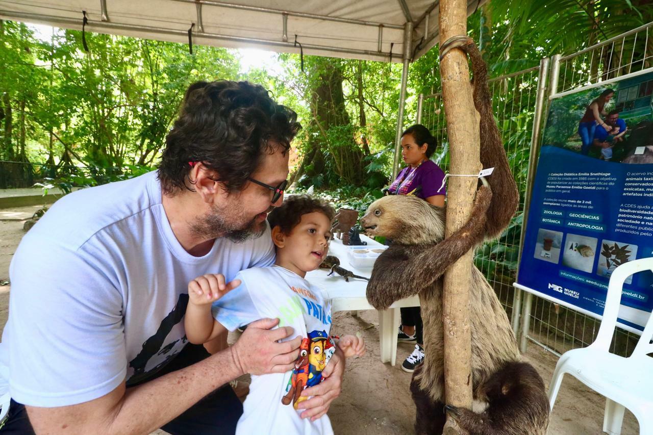 A imagem em destaque mostra o professor Robson Medeiros, 55 anos, com o filho, André Raimundo, de 4 anos.