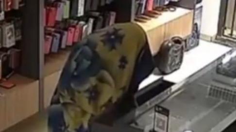 Capa da invisibilidade? Homem usa cobertor para se disfarçar em furto a loja