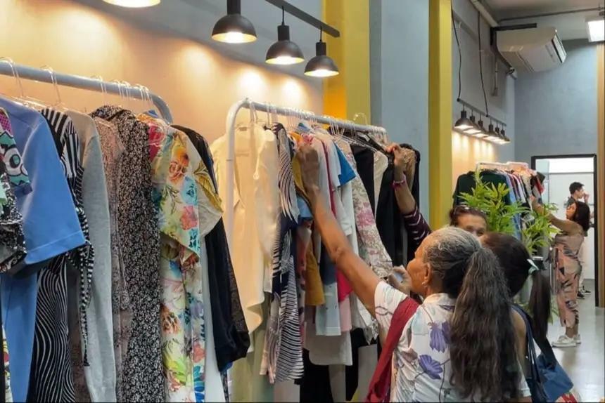 É possível doar roupas, sapatos e acessórios, que serão destinados à comunidade.