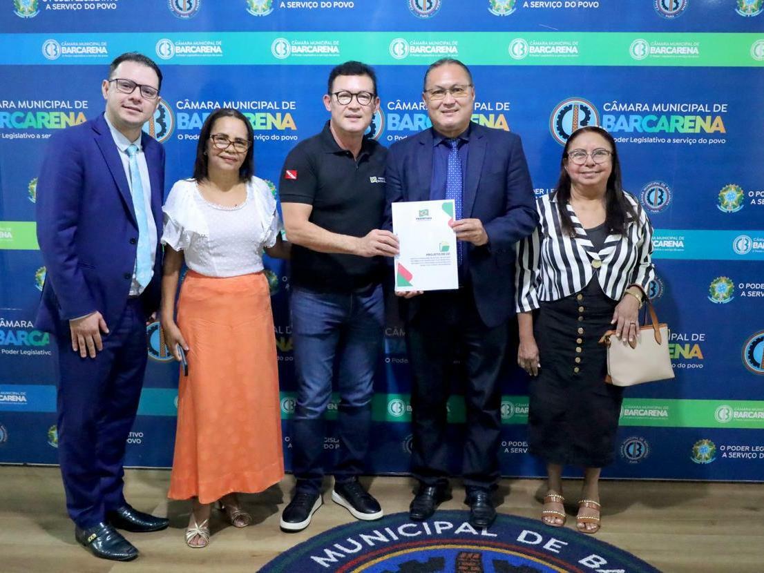 O prefeito Renato Ogawa (PP) entregou o projeto de lei ao presidente da Câmara Municipal, Júnior Ogawa (PP). A entrega contou com a presença dos vereadores Lúcia Nascimento (PP), Esmeralda Gomes (PSD) e Alan Santos (PP)