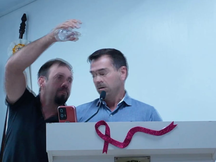 Sessão de Câmara Municipal no RS é encerrada após discussão com copo d’água e troca de socos