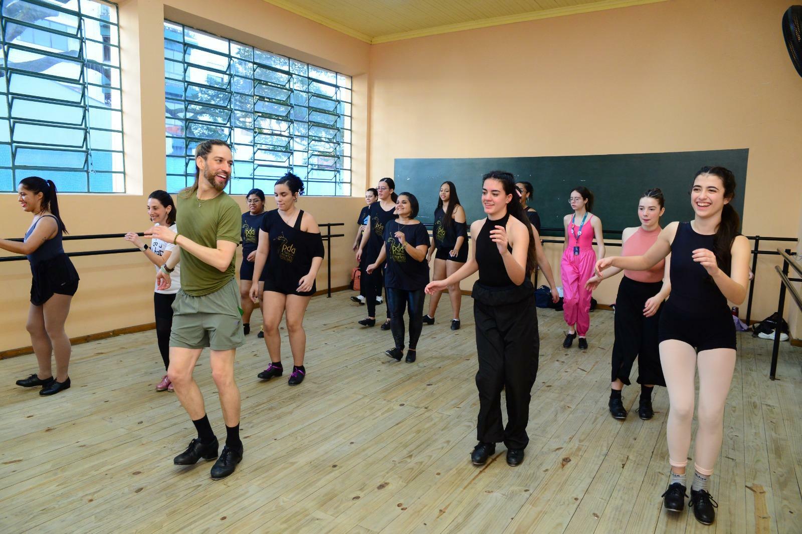 Com experiência em dança, televisão e cinema, Erick Gutierrez conduz atividades voltadas ao aperfeiçoamento técnico e artístico de bailarinos, estudantes e professores em Belém