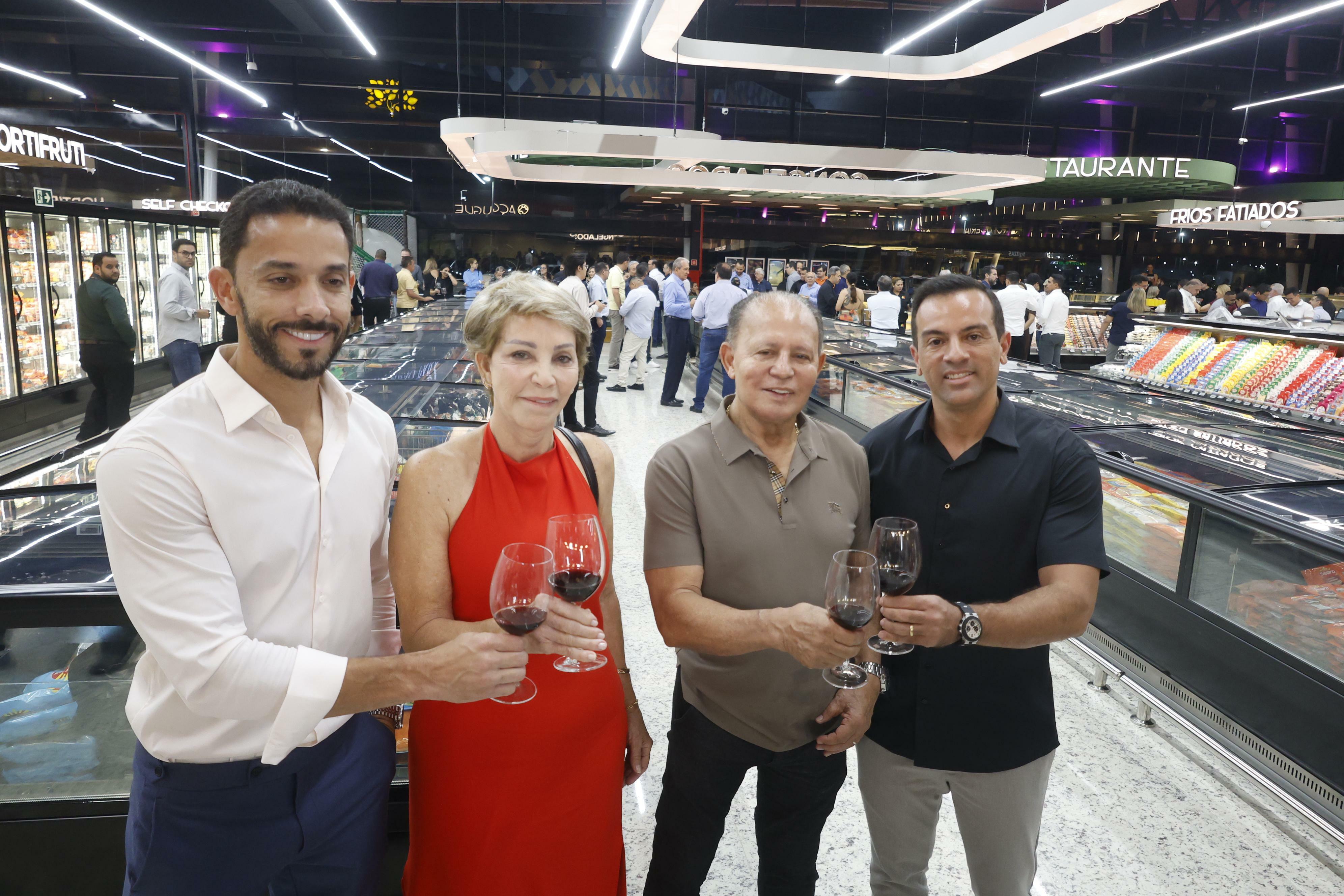 Executivos do +B Supermercados, incluindo o presidente da holding, Dico Chimiti, (de bege), no coquetel de lançamento da loja nesta terça-feira (27)