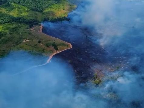 Queimada atinge área de vegetação e fumaça encobre céu de Marabá.