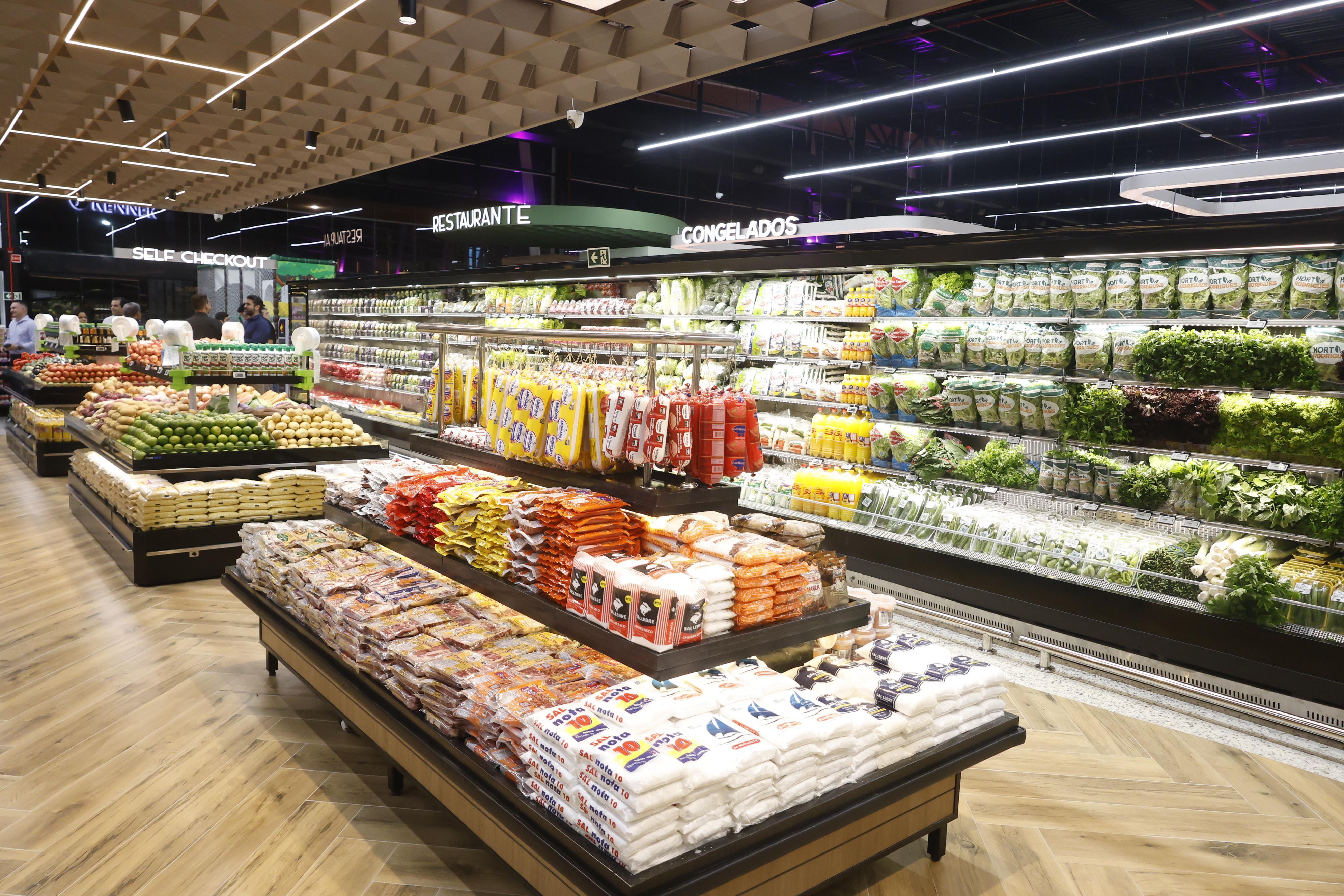 Supermercado tem um setor completo com frutas, legumes e verduras selecionados