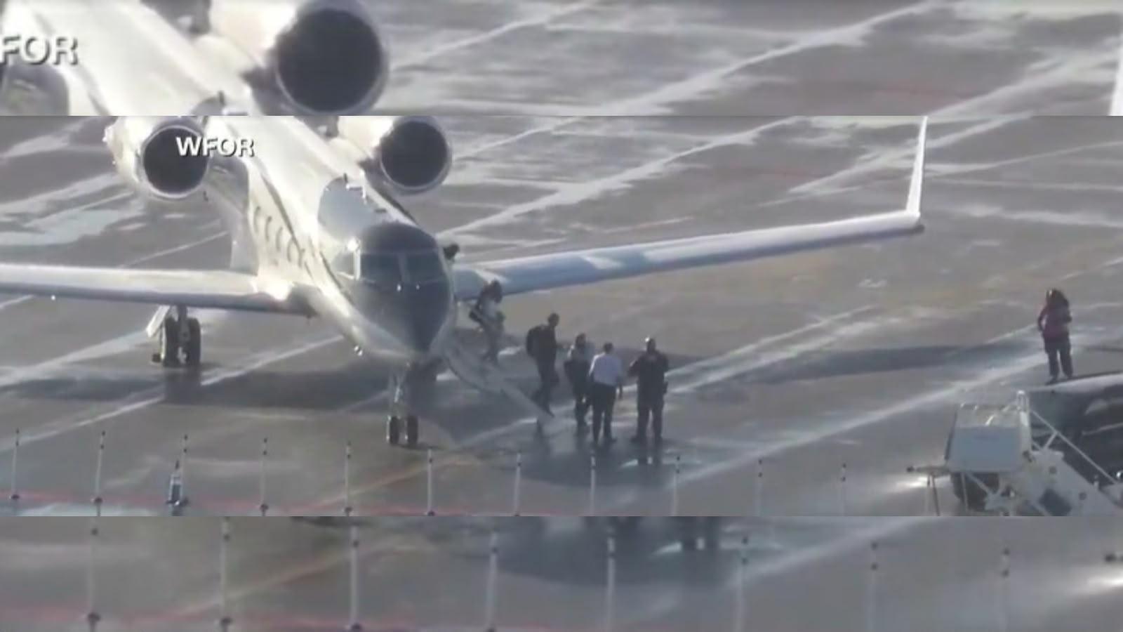 Em solo americano, aeronave em que estaria o senador Flávio Bolsonaro, desembarcando três dias após ser derrotado nas eleições presidenciais do Brasil