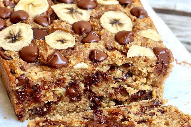 Receita de bolo de banana com castanha e calda de doce de leite