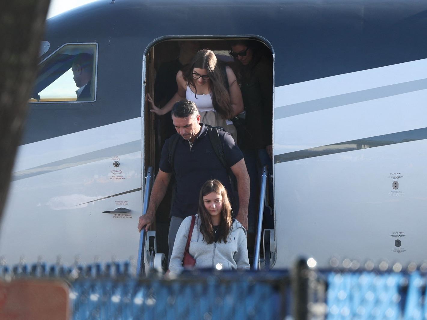 Flávio Bolsonaro chega aos Estados Unidos com a família