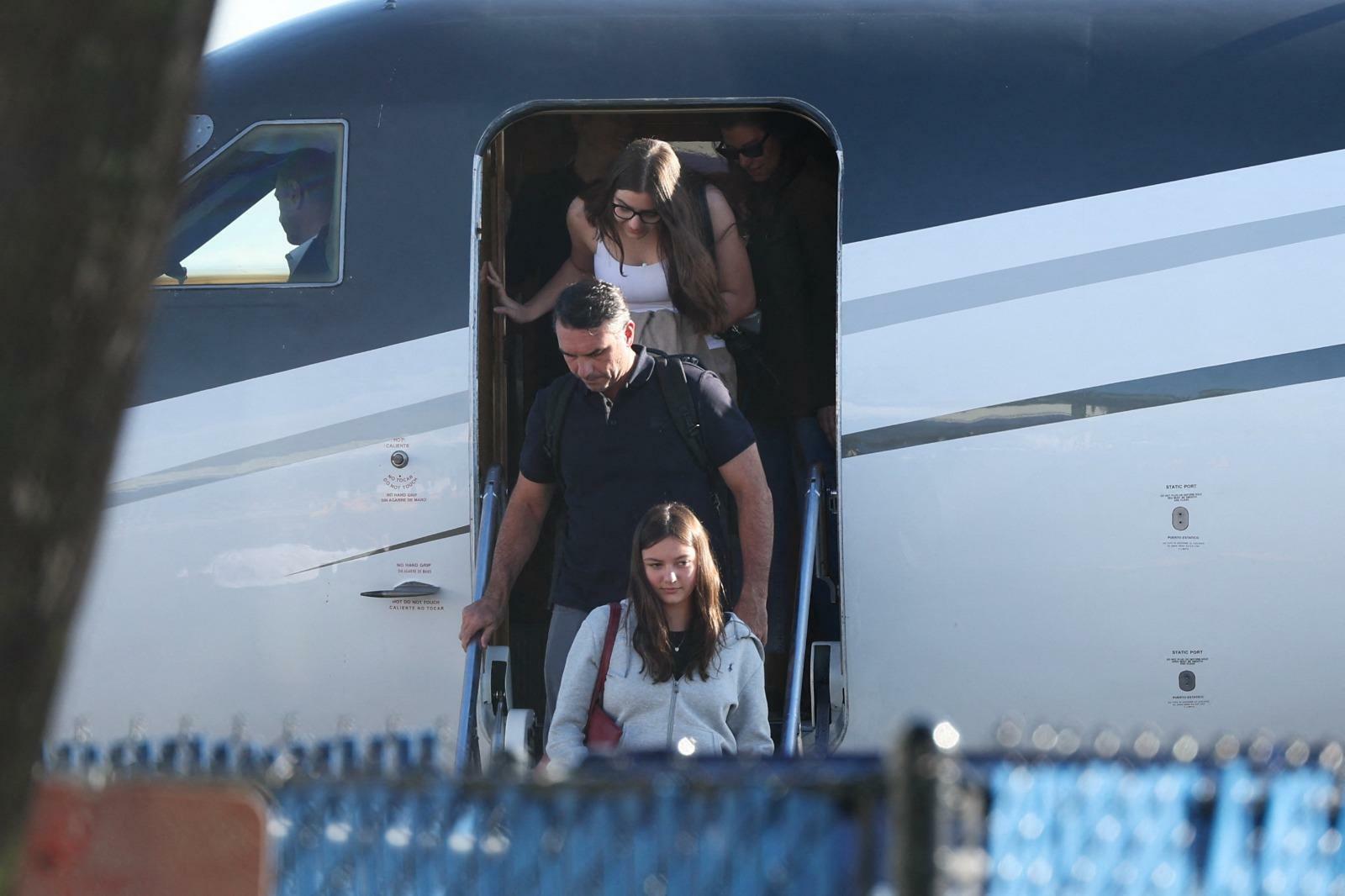 Flávio Bolsonaro chega aos Estados Unidos com a família