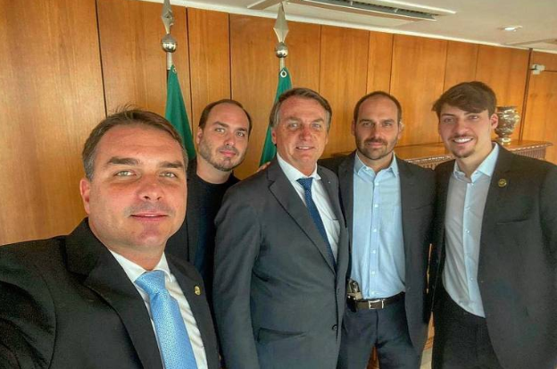 Jair Bolsonaro ao lado dos filhos