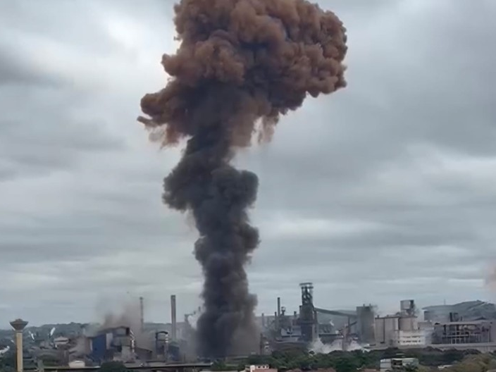 Incêndio atinge complexo da Companhia Siderúrgica Nacional, em Volta Redonda, no Rio