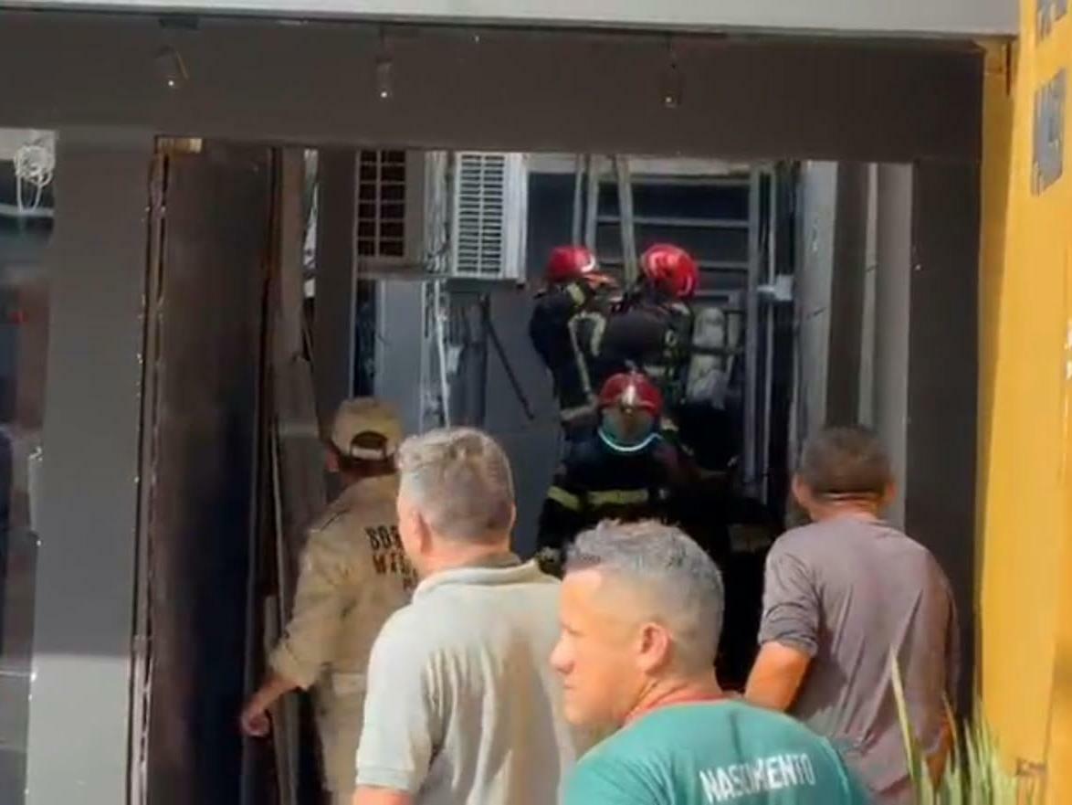 Bombeiros foram acionados para combater as chamas em uma loja, no bairro do Umarizal.