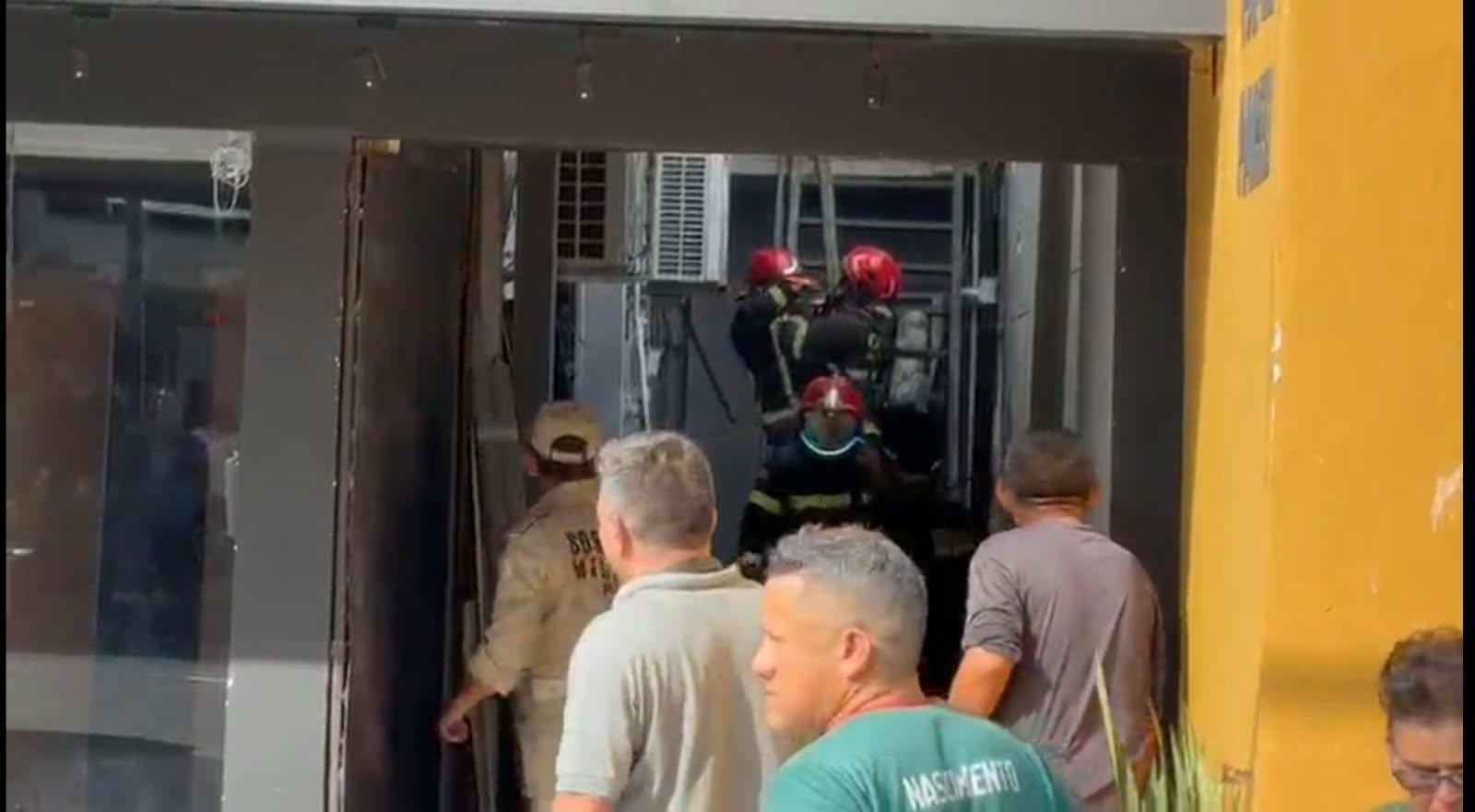 Bombeiros foram acionados para combater as chamas em uma loja, no bairro do Umarizal.