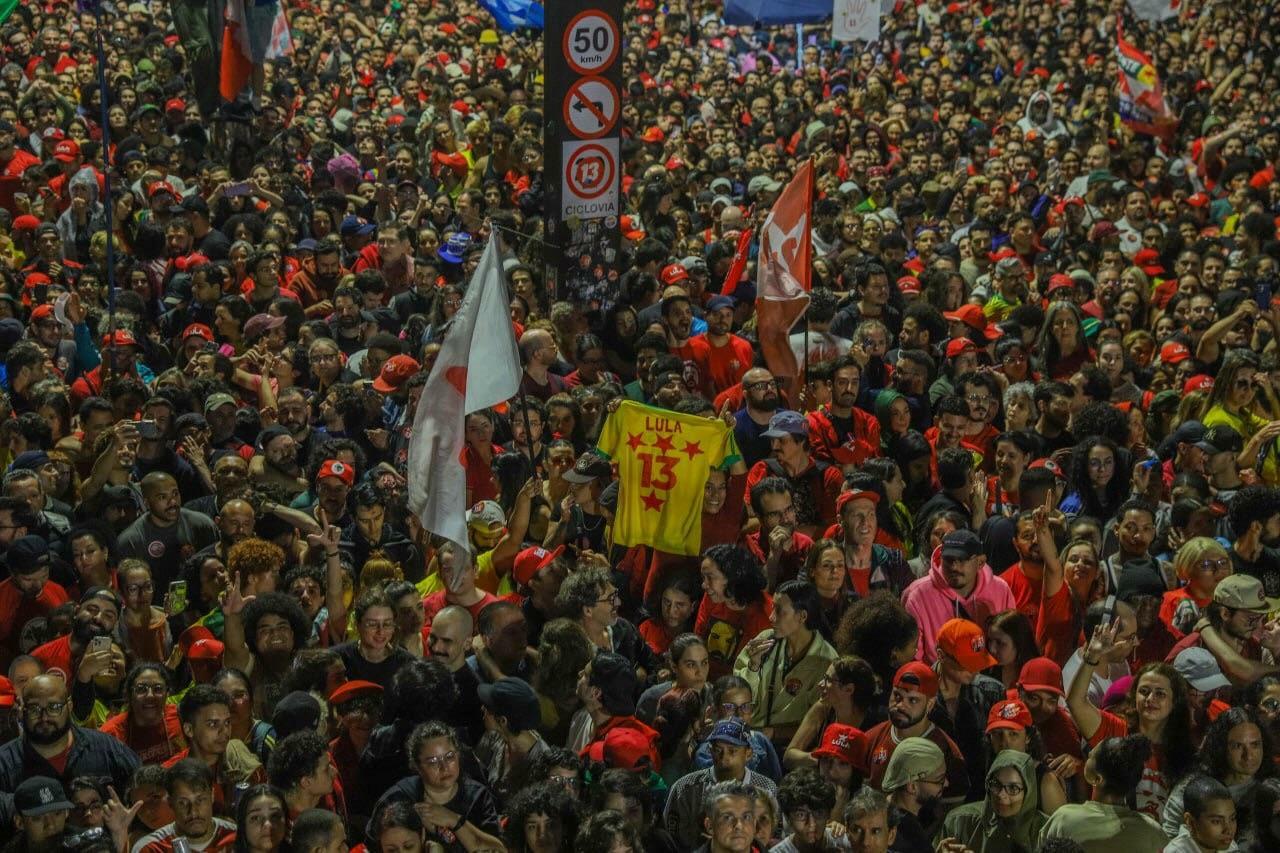 Apoiadores de Lula foram às ruas de várias capitais do Brasil após a reeleição do presidente